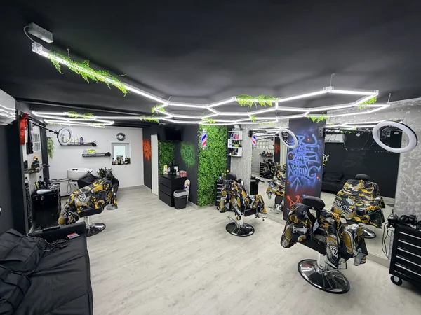 BLADE KING'S barbershop belső tér Isaszeg - hexagon LED mennyezet