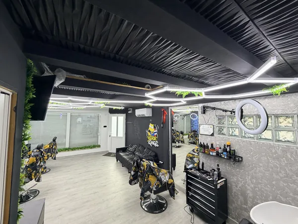 Hexagon LED dizájn mennyezet a BLADE KING'S szalonban