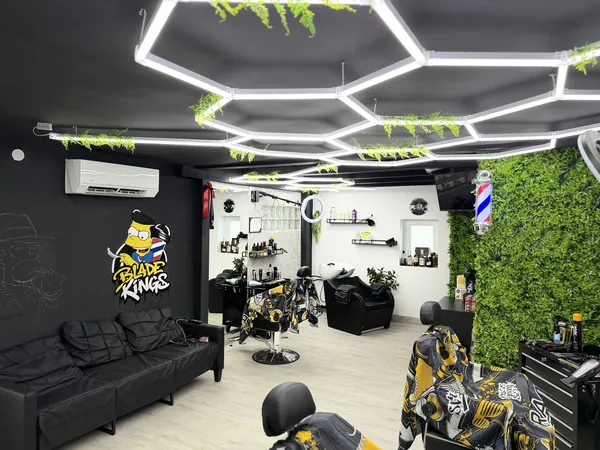 BLADE KING'S lounge sarok bőr kanapéval és falfestménnyel