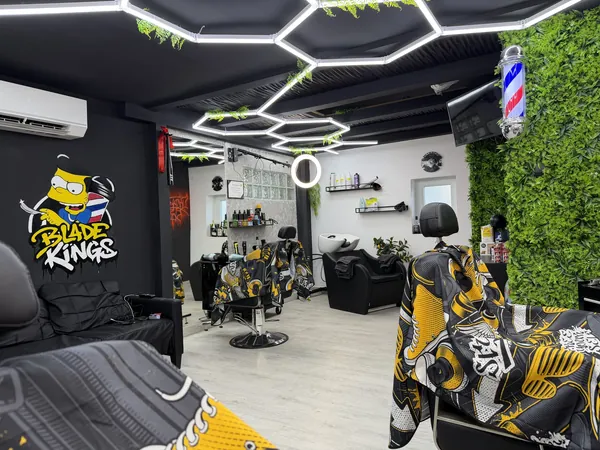 Egyedi belső tér a BLADE KING'S szalonban barber pólussal