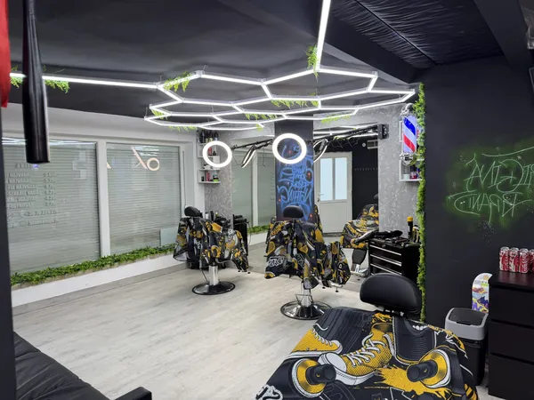 Tükörfront és barber székek a BLADE KING'S szalonban