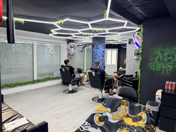 A BLADE KING'S csapata a barber székekben - Isaszeg